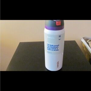 Owala- 32 oz Freesip Limited Edition purple white water bottle cold cup fitness